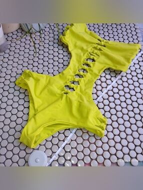 Mikoh NWOT Sydney Peak-A-Boo One-Piece XS  Chartreuse Cut-Out Monokini
